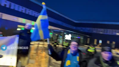 Una gran multitud de personas rodeó el edificio del medio estatal sueco SVT. Exigen que informen las noticias de manera justa.