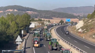 La "tractorada" sigue cortando carreteras y accesos a las grandes ciudades en España