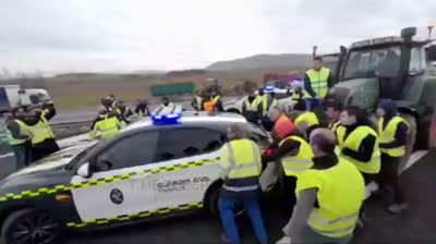 Maximum tension in a new day of strike and demonstrations by Spanish farmers.